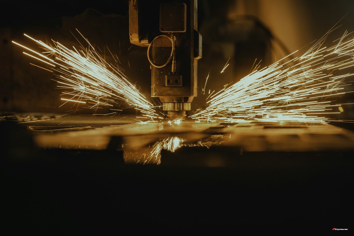 Industrial cutting process in metalworking